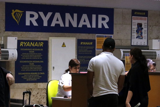 Two passengers at the Ryanair desk at the Girona airport on August 10 2018 (by Xavier Pi)